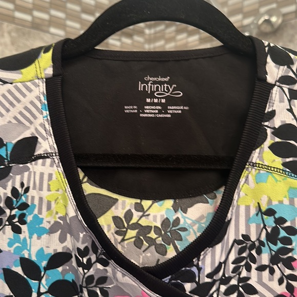 Cherokee Infinity nursing scrub top -size medium - Picture 2 of 4